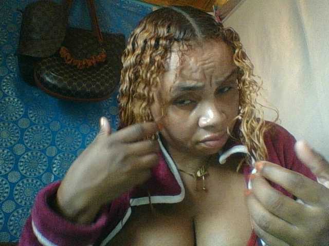 Amanah's BongaCams show and profile