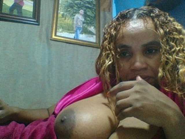 Amanah's BongaCams show and profile