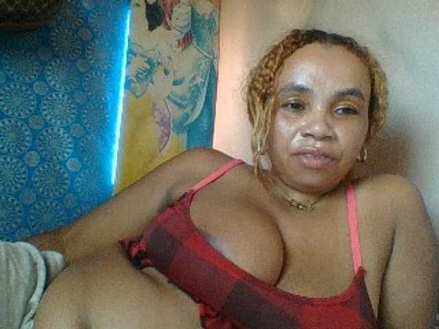 Amanah's BongaCams show and profile
