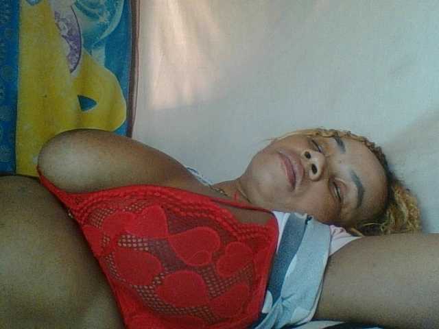 Amanah's BongaCams show and profile