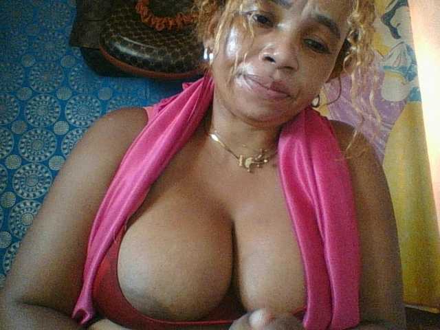 Amanah's BongaCams show and profile