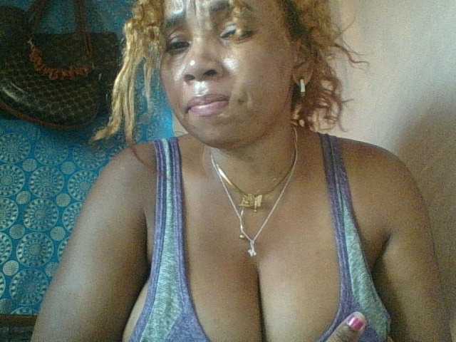 Amanah's BongaCams show and profile