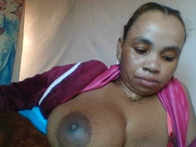 Amanah's BongaCams show and profile