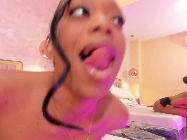  Aisha-Loren chat room