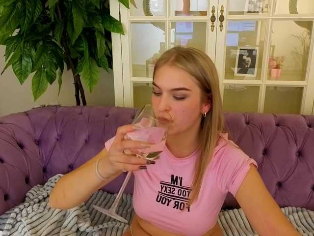 AlinaLemon's BongaCams show and profile