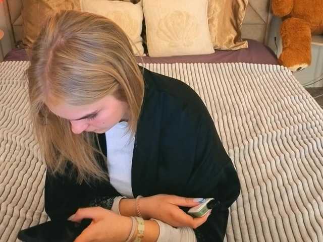 AlinaLemon's BongaCams show and profile