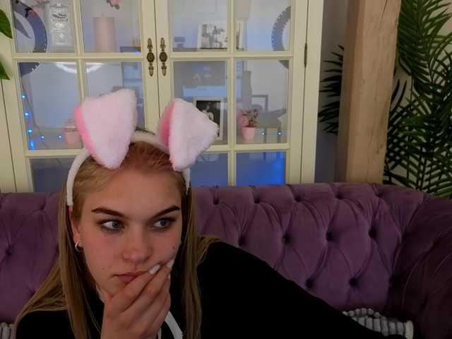 AlinaLemon's BongaCams show and profile