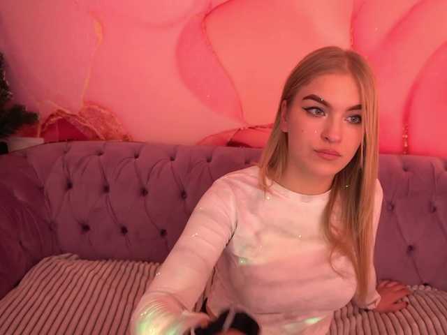 AlinaLemon's BongaCams show and profile