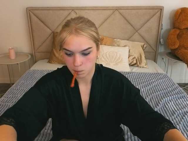 AlinaLemon's BongaCams show and profile