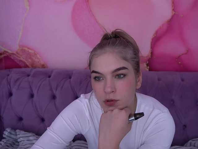 AlinaLemon's BongaCams show and profile