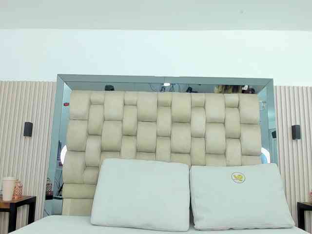 NahomyeTaylor webcam