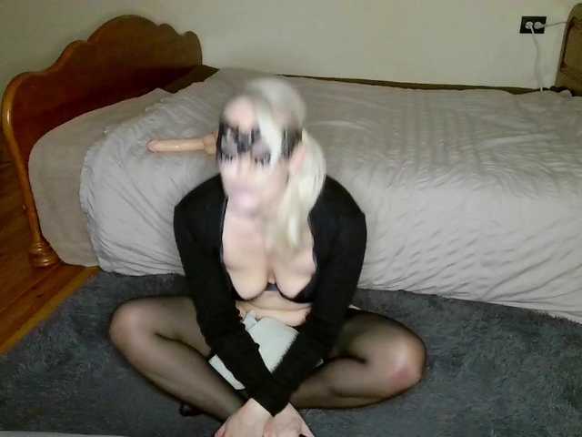 HoneyLuna7's BongaCams show and profile