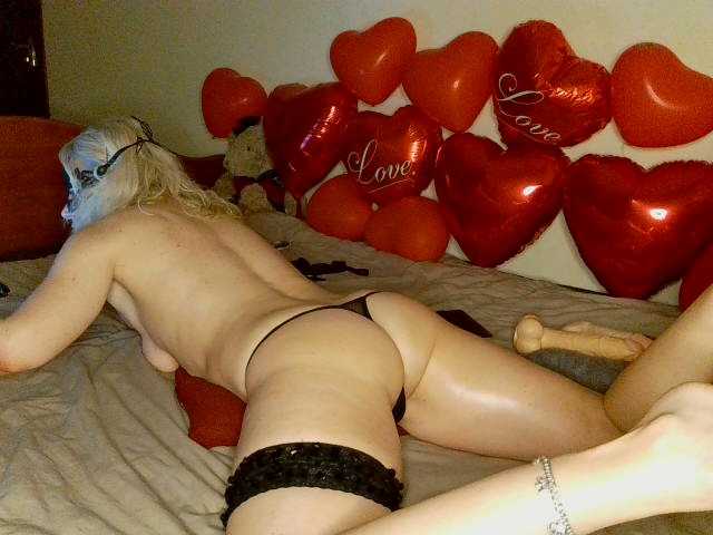 HoneyLuna7's BongaCams show and profile