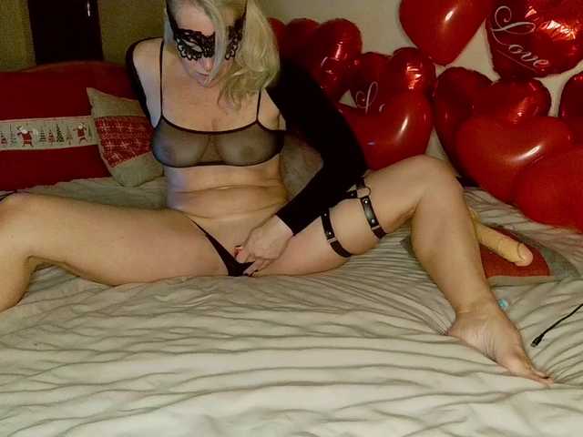 HoneyLuna7's BongaCams show and profile