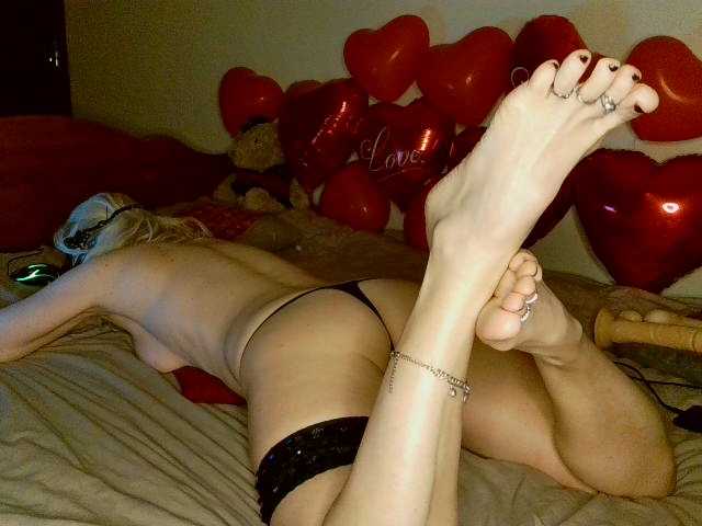 HoneyLuna7's BongaCams show and profile