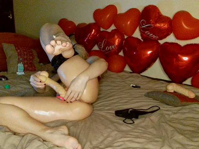 HoneyLuna7's BongaCams show and profile