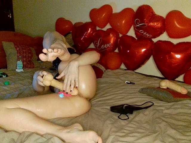 HoneyLuna7's BongaCams show and profile