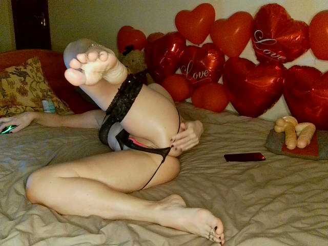 HoneyLuna7's BongaCams show and profile