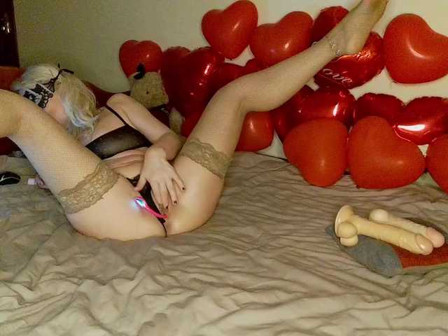 HoneyLuna7's BongaCams show and profile