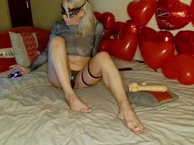 HoneyLuna7's BongaCams show and profile