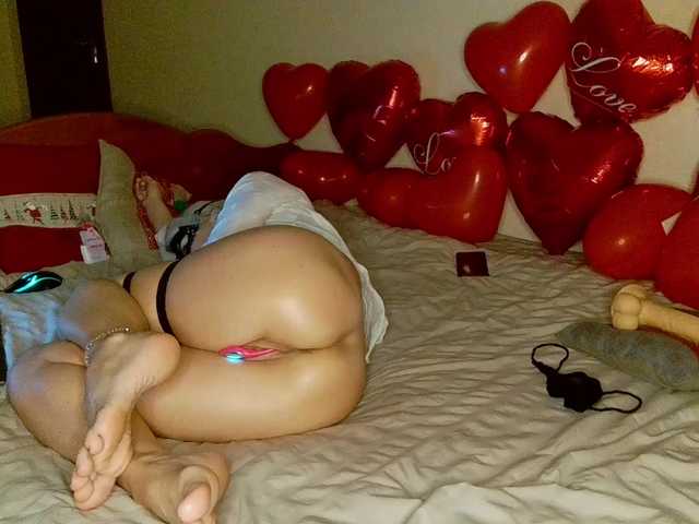 HoneyLuna7's BongaCams show and profile