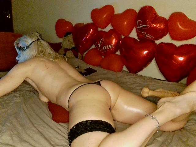 HoneyLuna7's BongaCams show and profile