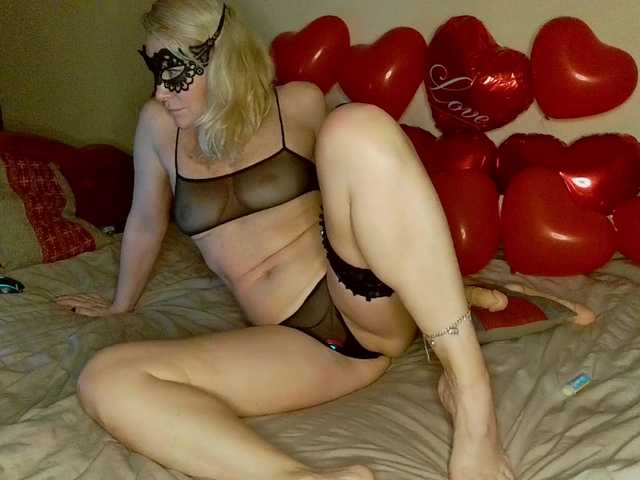 HoneyLuna7's BongaCams show and profile