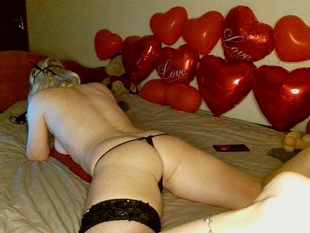 HoneyLuna7's BongaCams show and profile