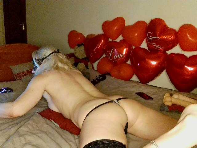 HoneyLuna7's BongaCams show and profile