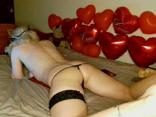 HoneyLuna7's BongaCams show and profile