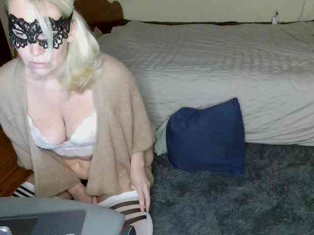 HoneyLuna7 webcam