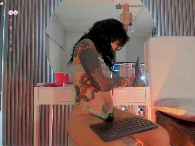 larissa-quintanilha webcam