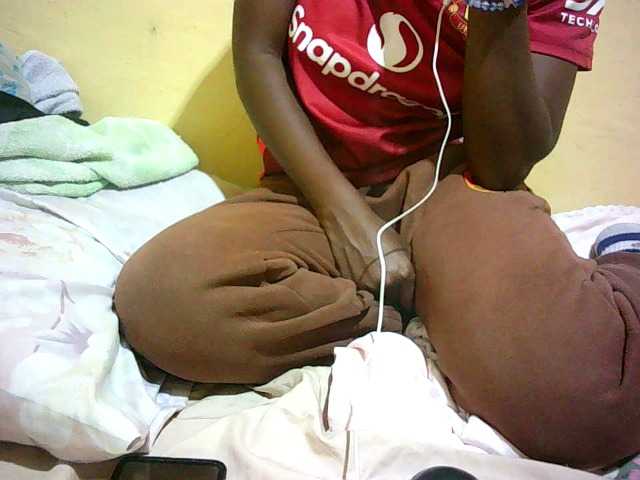 Pettite-Maiden webcam bongacams model stream image