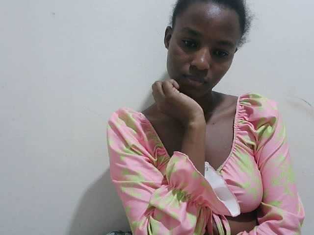 Tatswee webcam bongacams model stream image