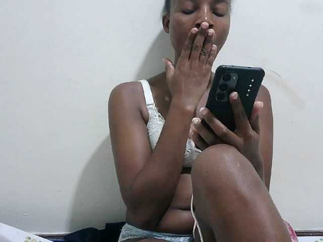 Tatswee webcam bongacams model stream image