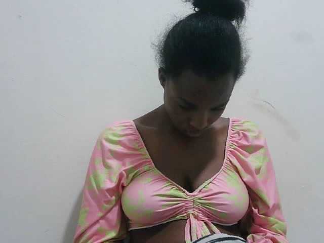 Tatswee webcam bongacams model stream image