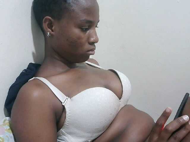 Tatswee webcam bongacams model stream image