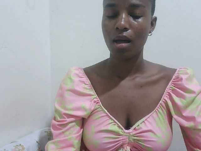 Tatswee webcam bongacams model stream image