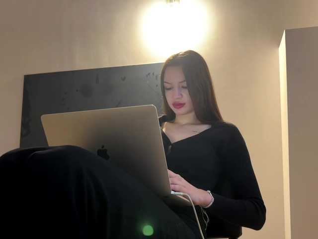  LeontineCuffie chat room