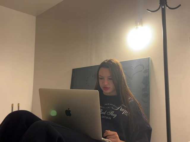  LeontineCuffie chat room