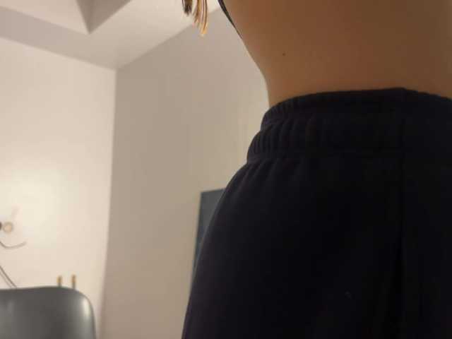  LeontineCuffie chat room