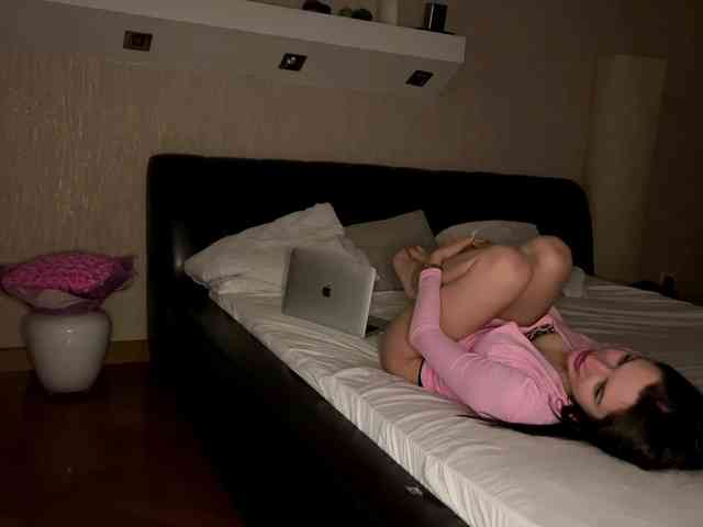 LeontineCuffie webcam