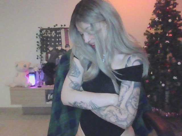 EmilyFlowers's BongaCams show and profile