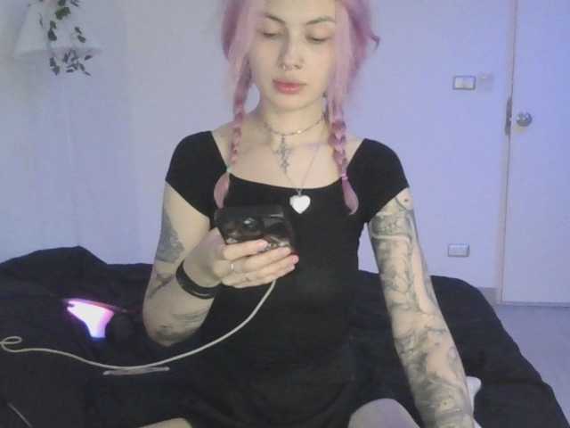 EmilyFlowers from BongaCams