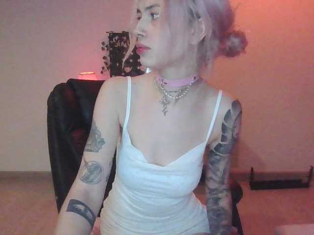 EmilyFlowers Live Cam on BongaCams