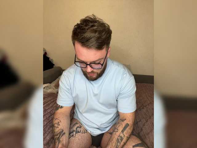 Cherry-berryMax98's BongaCams show and profile