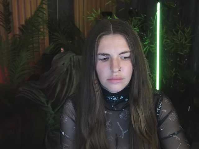  DanielaReign chat room