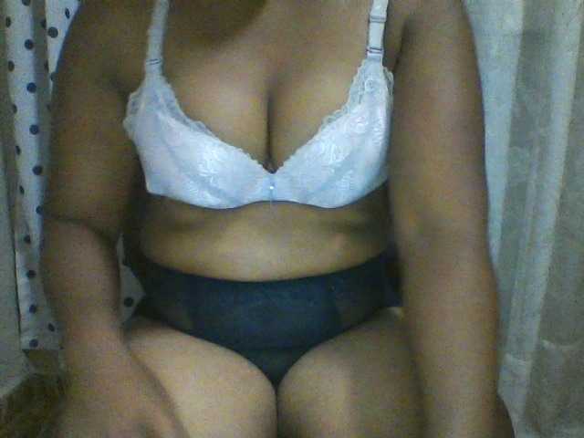 Amandinea webcam bongacams model stream image