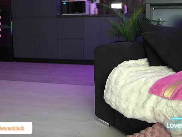 NaomyBlackBarbie webcam