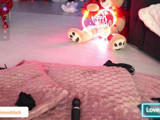 NaomyBlackBarbie webcam